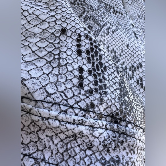 David Lerner Snakeskin Lounge & Workout Shorts – Size M - Picture 8 of 9